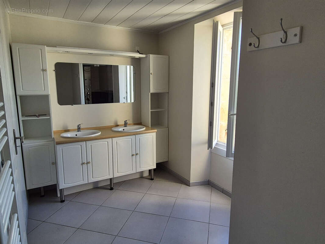 Maison en pierre rénovée de 109 m2, 3 chambres, grandes dépendances et jardin - photo 6