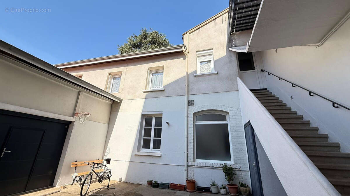 Appartement à CHAZELLES-SUR-LYON