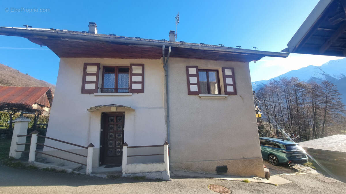 Maison à SAINT-GEORGES-DES-HURTIERES