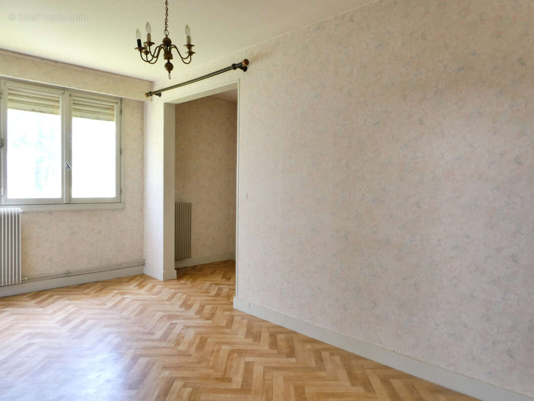 Appartement T3 de plain-pied en rez-de-jardin avec jardinet, garage et cave - photo 4
