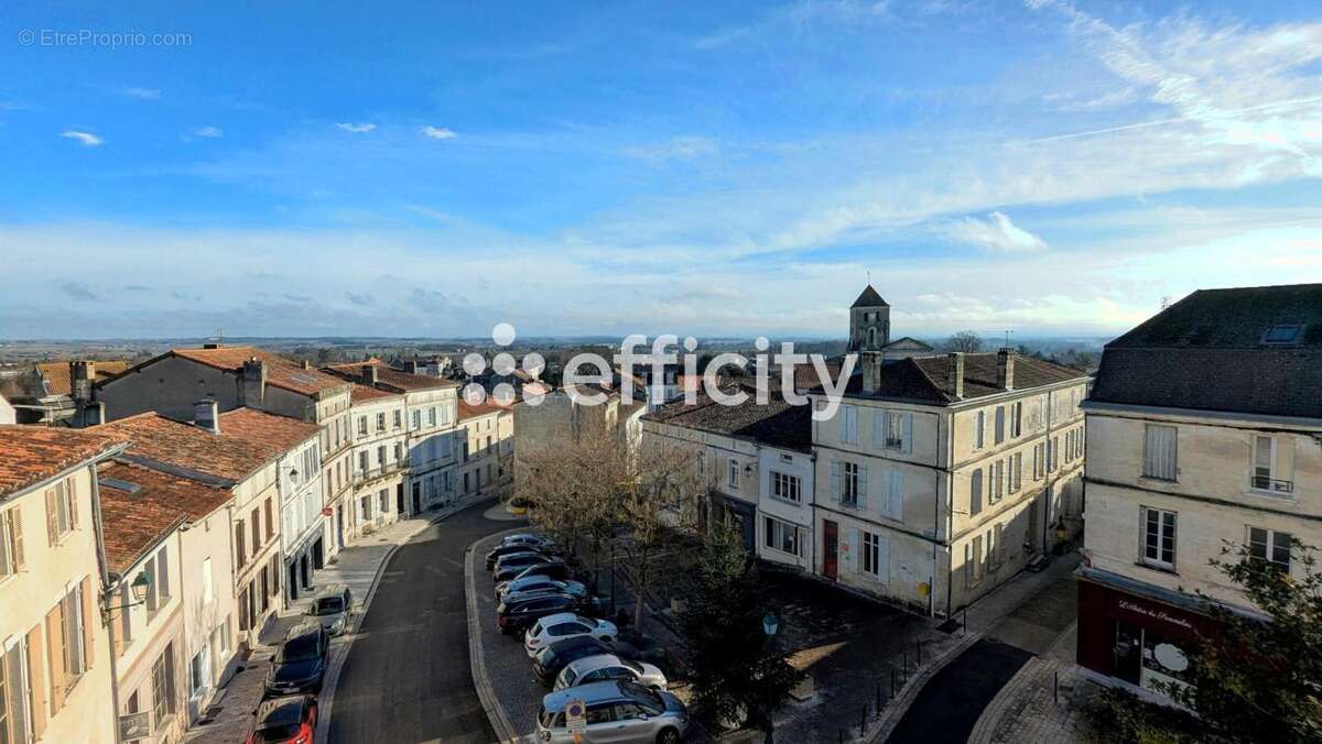 Appartement à BARBEZIEUX-SAINT-HILAIRE