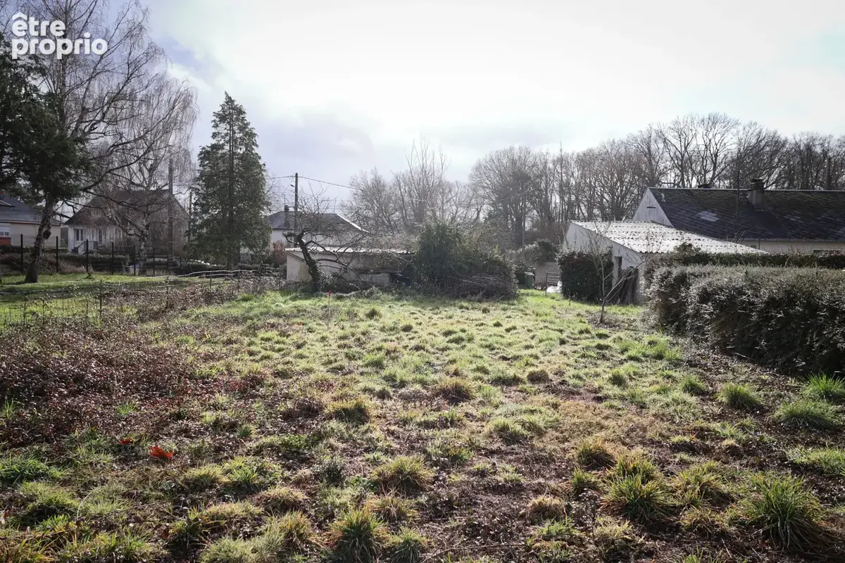 Terrain à SAINT-JEAN-DE-BRAYE
