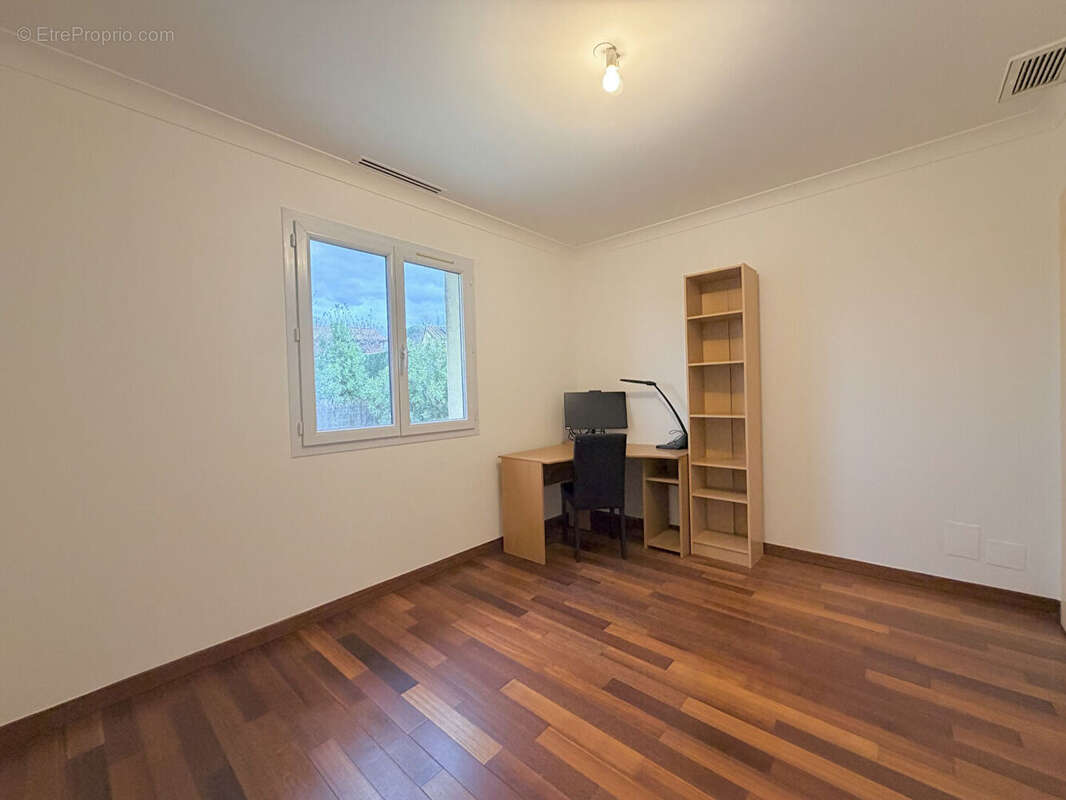 Maison à SAINT-PIERRE-DE-LAGES