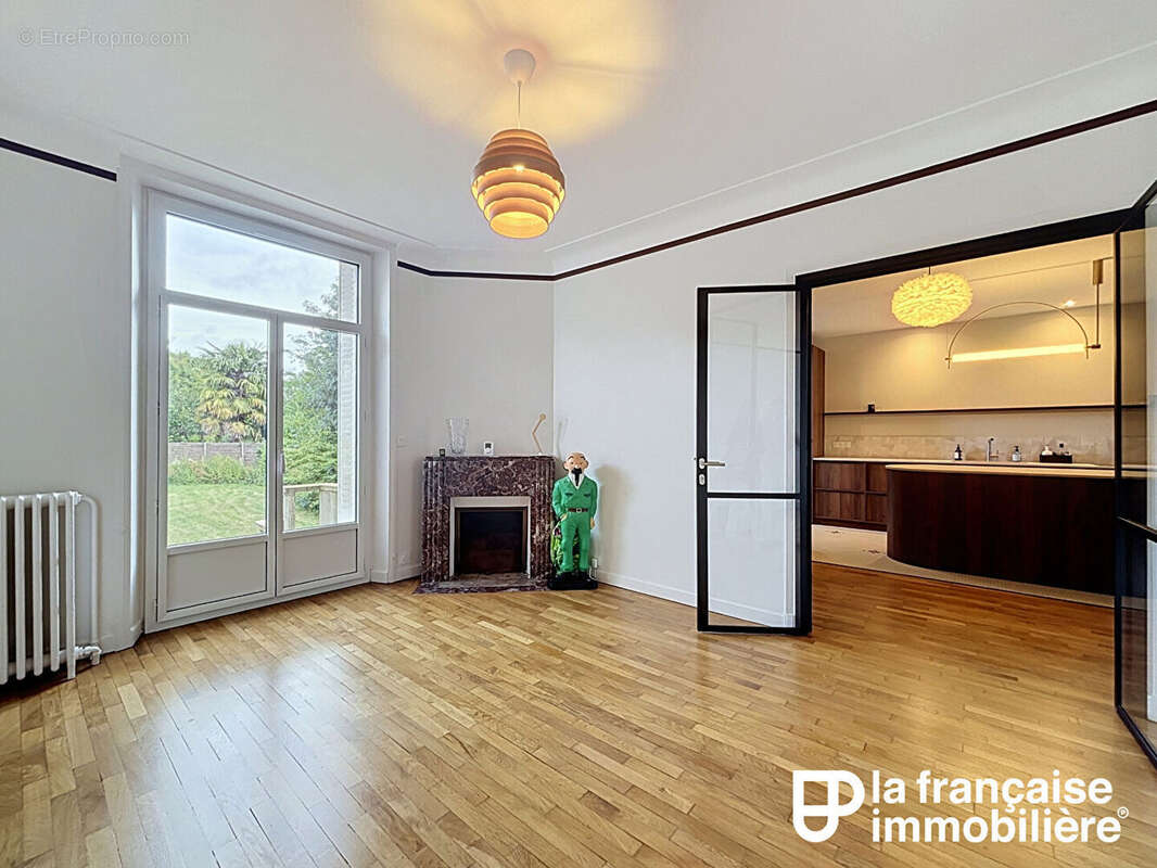 Maison familiale de 128m2 rénovée par architecte, jardin et double garage - photo 2