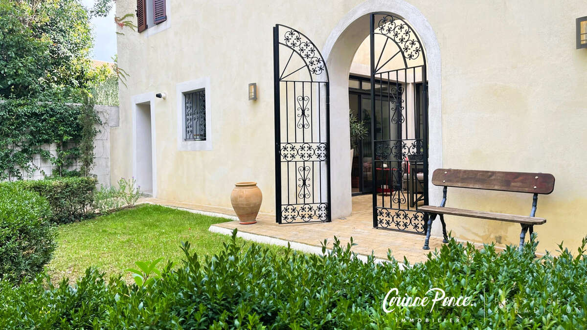 Nimes centre  appartement 145m2  de  standing avec patio terrasse jardin  et parking dans residence intime et - photo 13