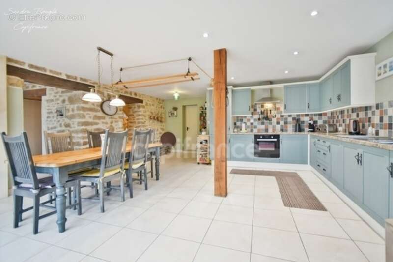 Maison à vendre 8 pièces Maison 228 m2  SAINTE GEMMES LE ROBERT (53) - photo 5