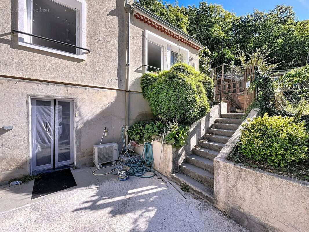 Villa Mitoyenne + Studio Indépendant et Terrain de 1200m2 à Bancairon - photo 3