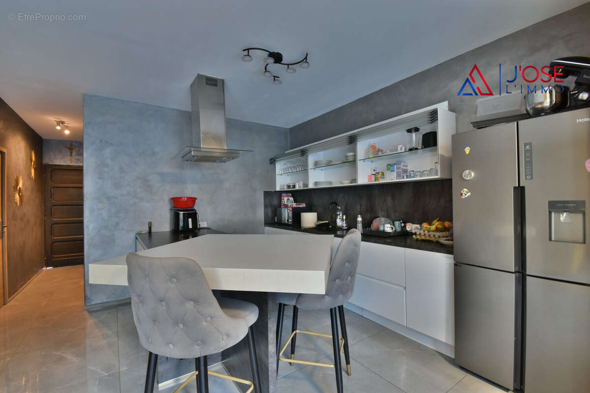 Cuisine moderne, aménagée et équipée, ouverte sur la pièce de vie - Maison à MARSEILLE-14E