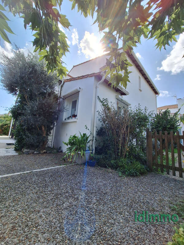 Magnifique maison de 220 m2,dans un lieu recherche, avec piscine sur un terrain de 610 m2. proche de royan. - photo 13