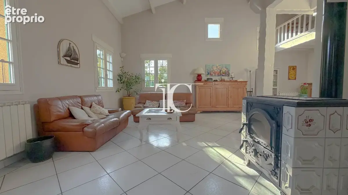 Propriété avec boxes, terrain clôturé et piscine sur 5 600 m² - photo 7