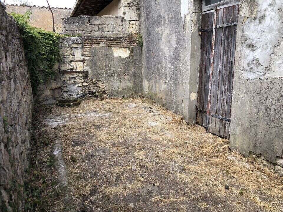 LESPARRE CENTRE GARAGE  RENOVE 29 m2 AVEC COUR  - Parking à LESPARRE-MEDOC