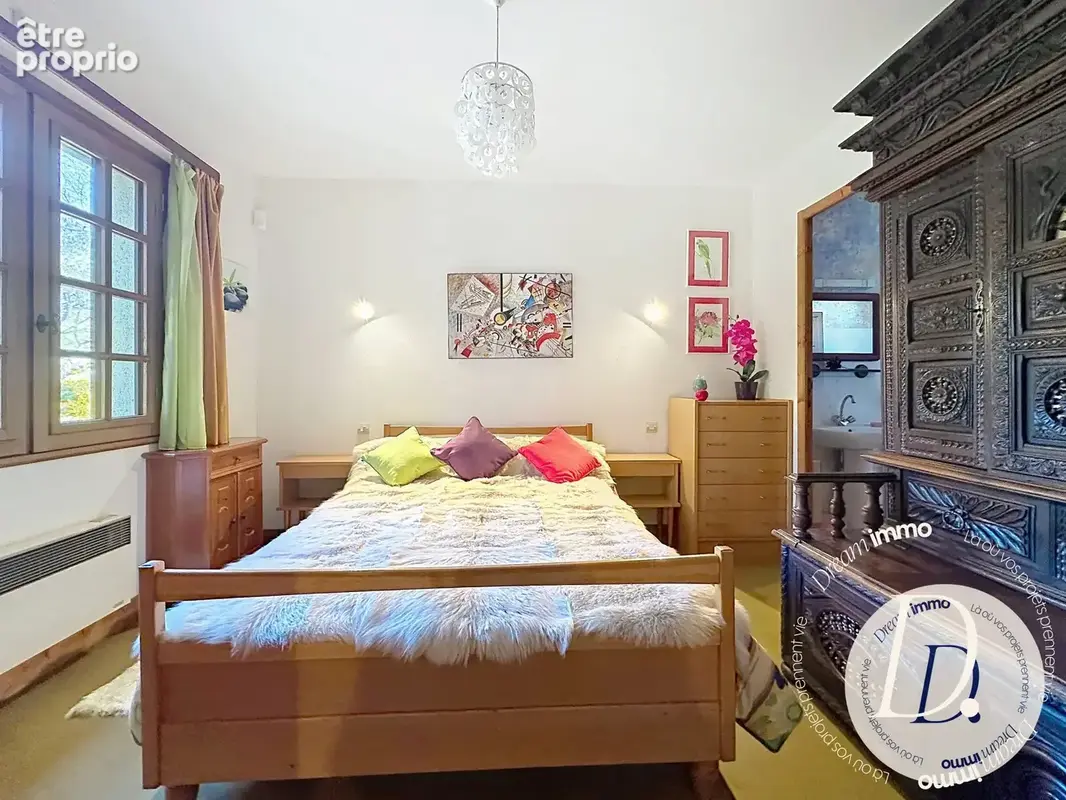 Chambre rez-de-chaussée avec placard intégré 