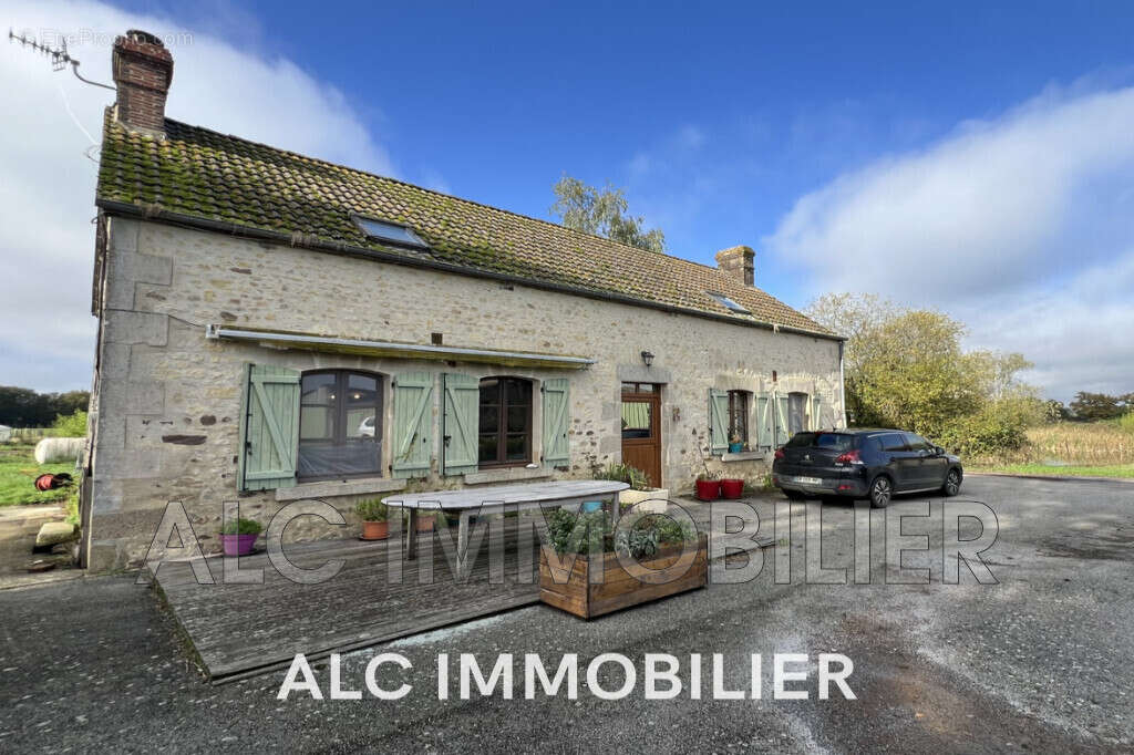 Maison à VILLAINES-LA-CARELLE