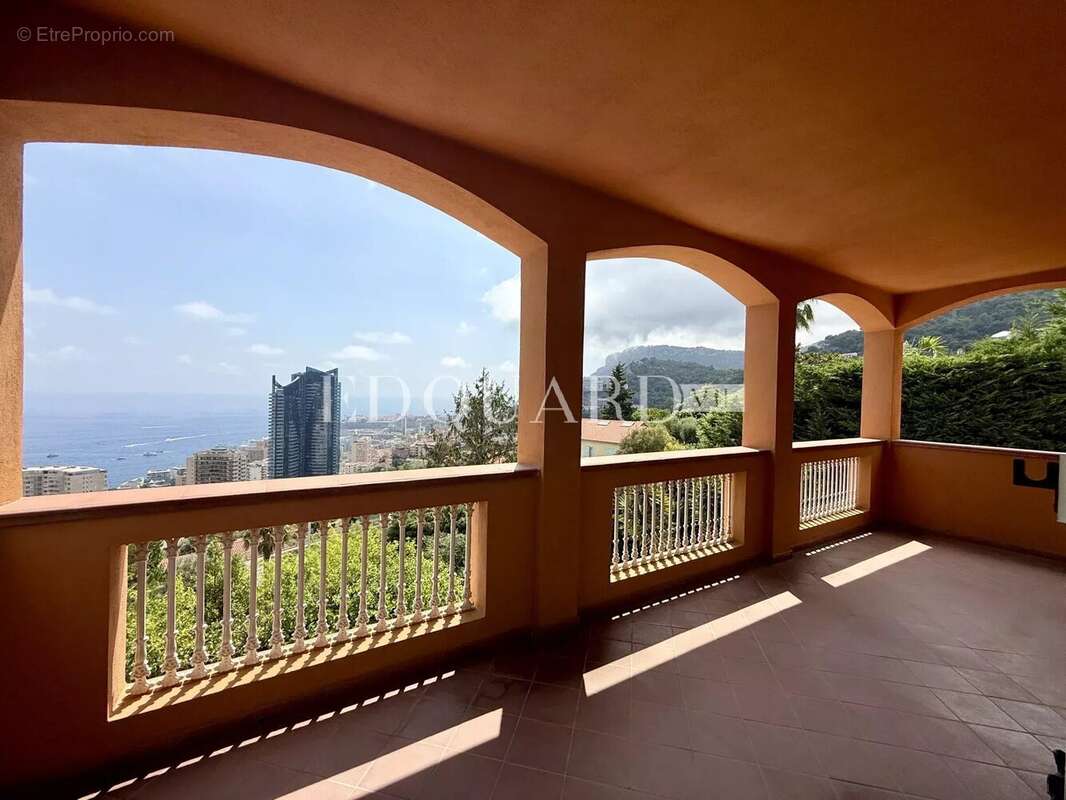 Dans un domaine privé et sécurisé, à vendre villa de prestige avec vue panoramique sur la Principauté de Monaco - photo 3