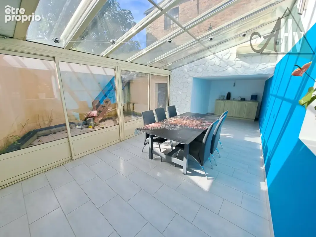 CHEROY (89) - Maison de ville rénovée de 228 m2 avec 4 chambres et extérieur. - photo 7