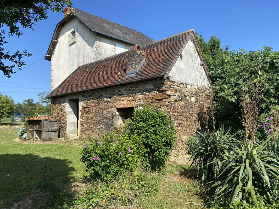 Maison à SAINT-CYR-LES-CHAMPAGNES