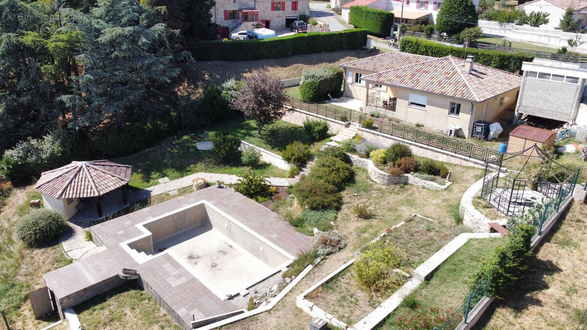 Maison à SAINT-JEAN-DE-MUZOLS