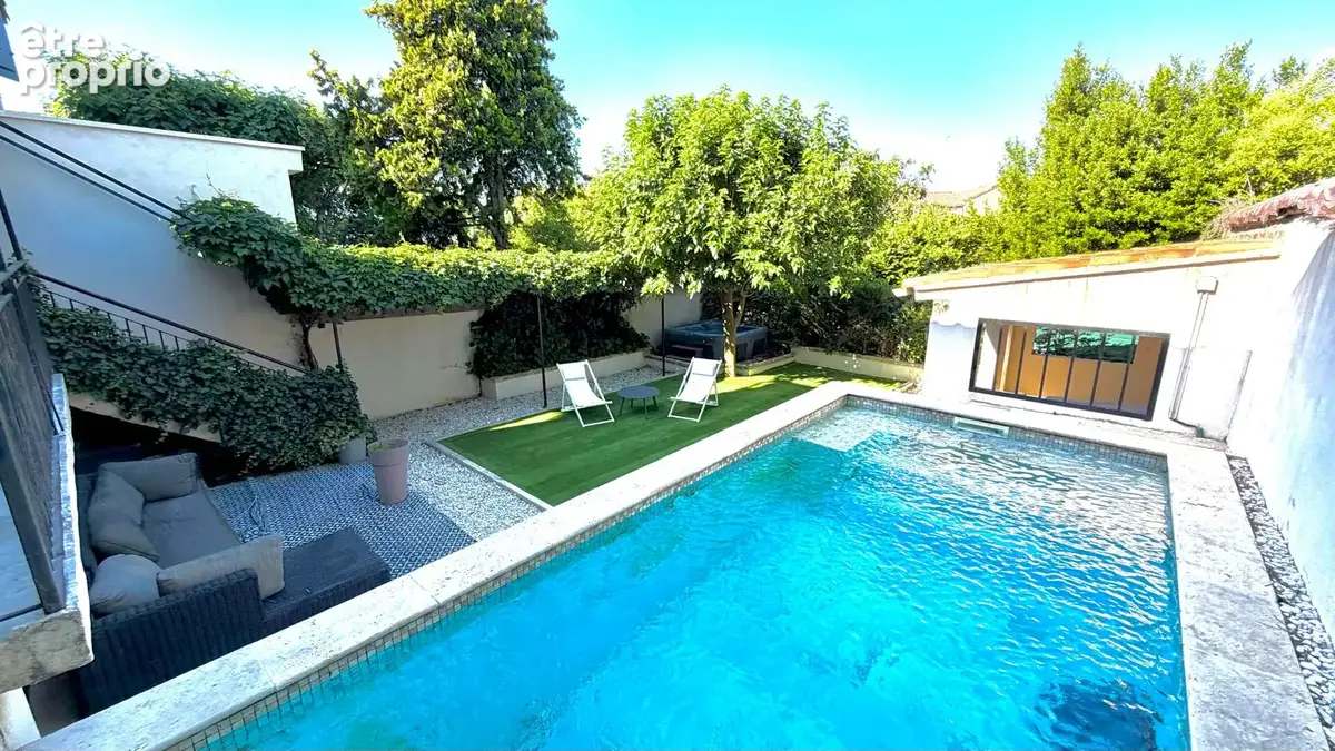 Villa avec piscine dans environnement calme et résidentiel. - photo 1