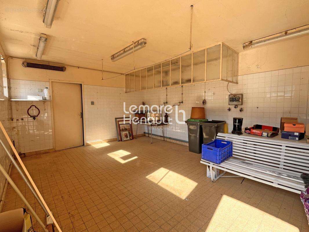 Maison et dépendances, 250 m² de plancher - photo 10