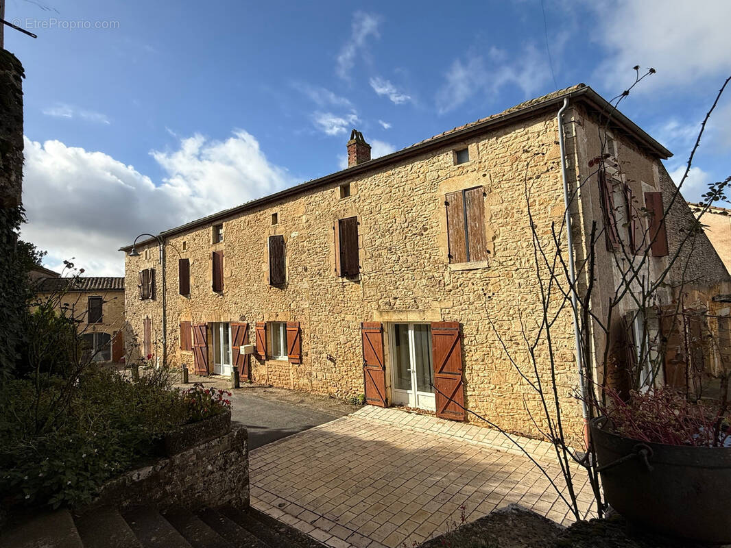 Maison à BLANQUEFORT-SUR-BRIOLANCE