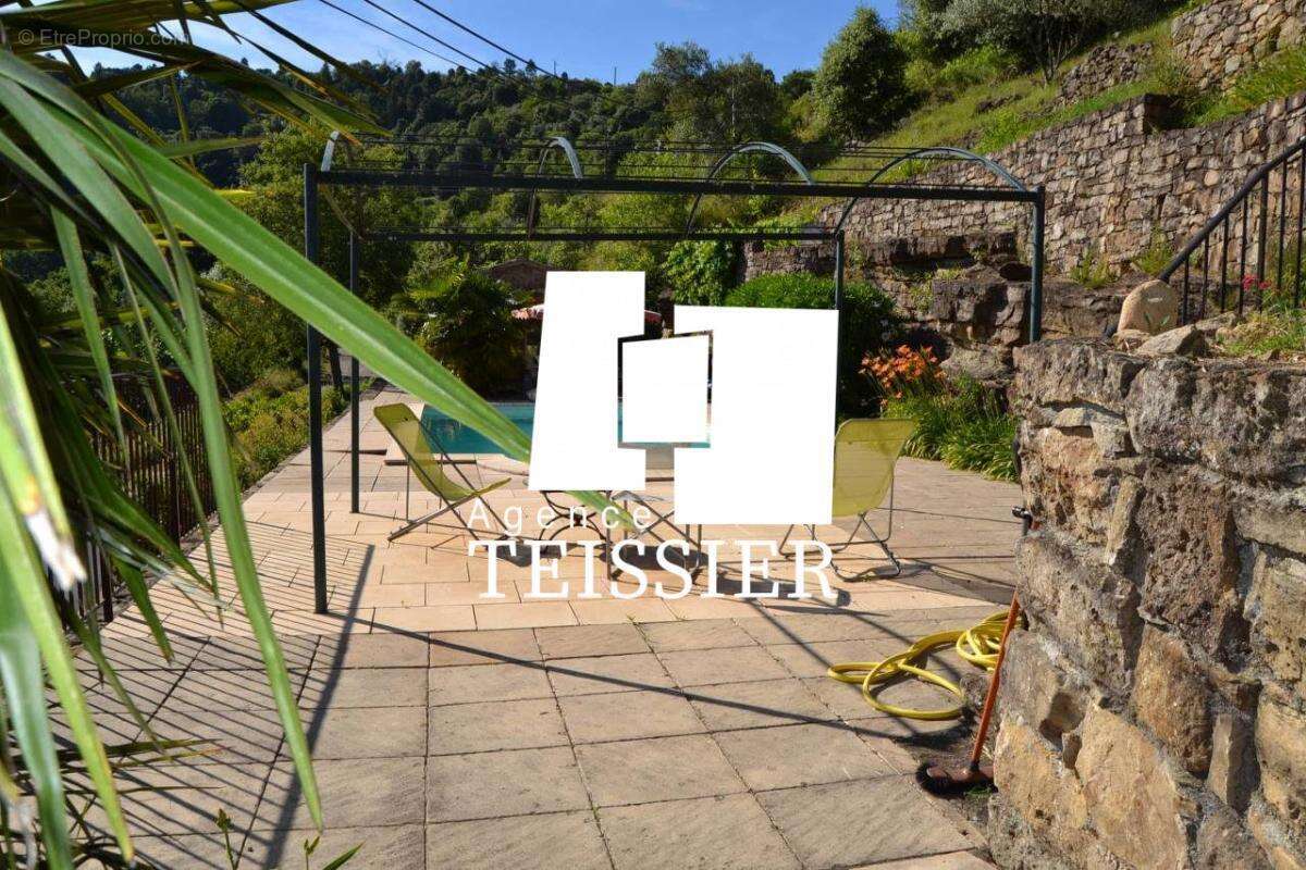 Maison à SAINT-PIERRE-SAINT-JEAN