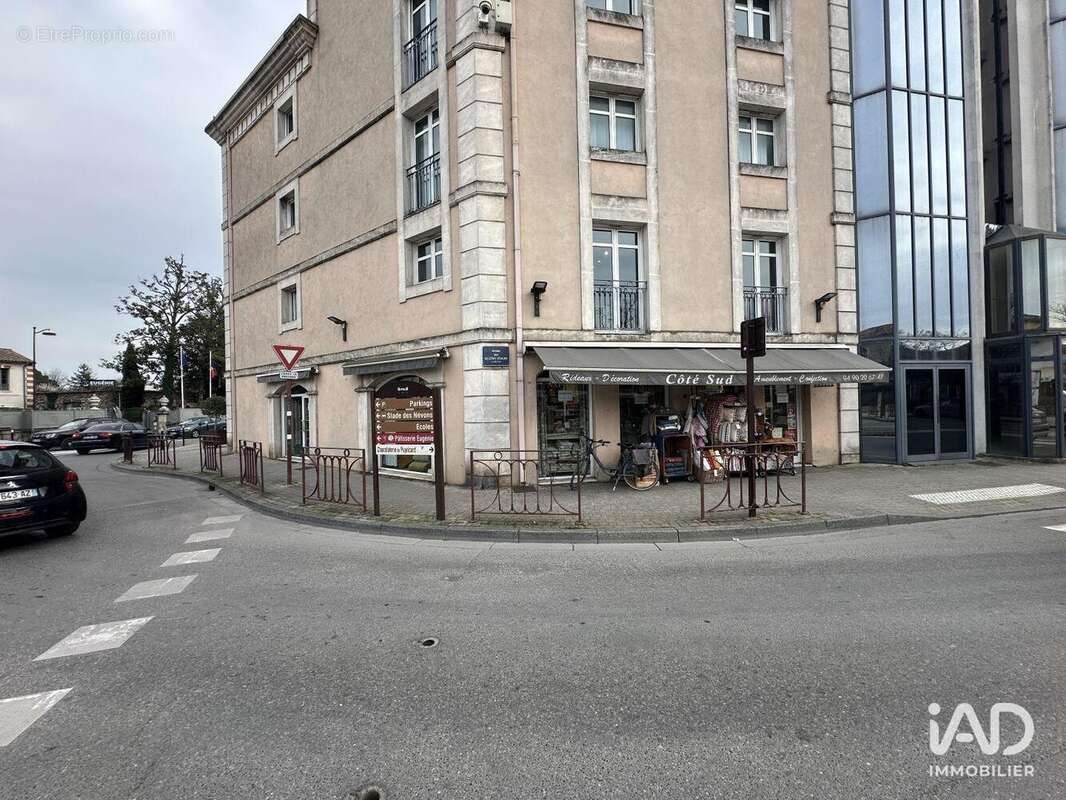 Photo 3 - Commerce à L'ISLE-SUR-LA-SORGUE