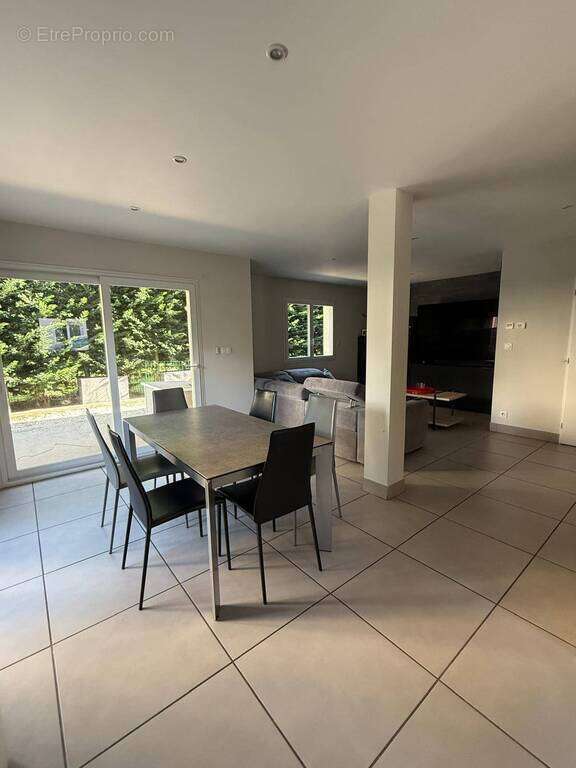 Maison à SAINT-GENIS-POUILLY