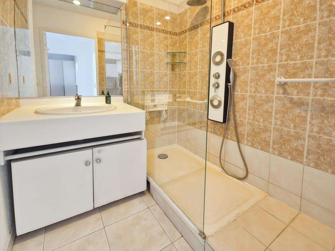 Appartement à SAINT-LAURENT-DU-VAR