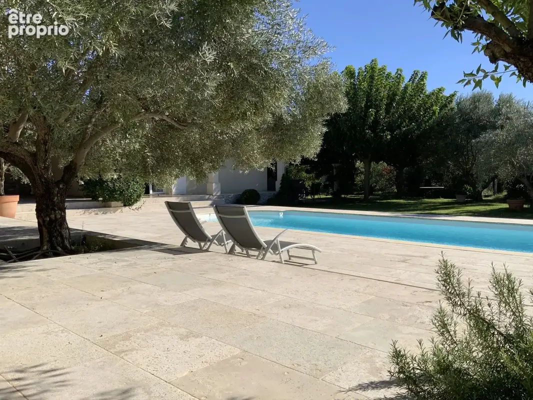 Propriété de plain pied, terrain arboré avec piscine à quelques minutes d'Uzès. - photo 1