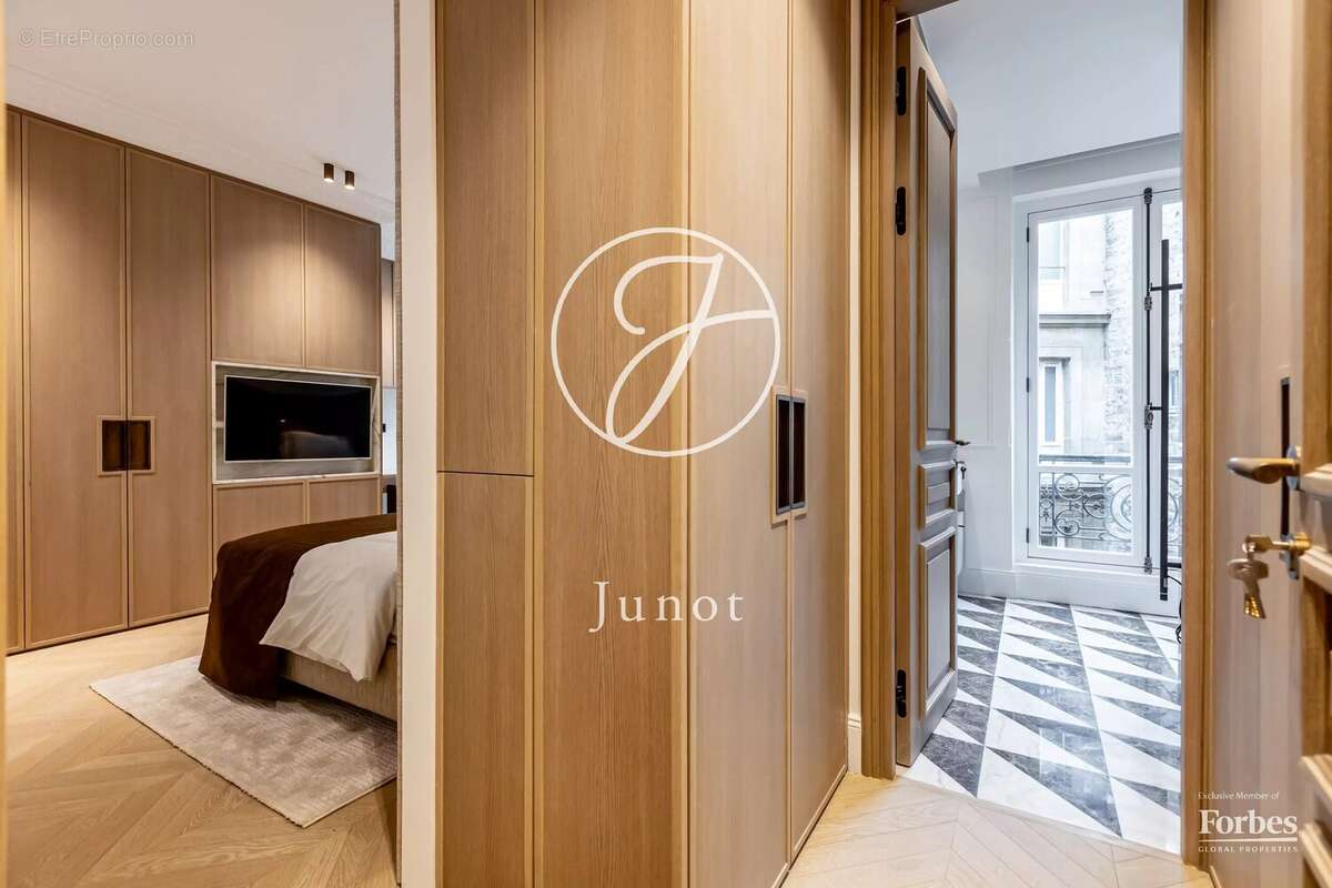 Appartement à PARIS-16E