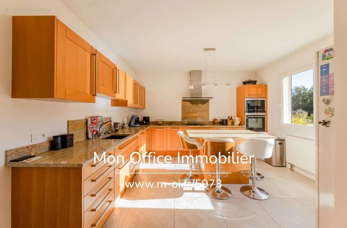 Maison à SIMIANE-COLLONGUE