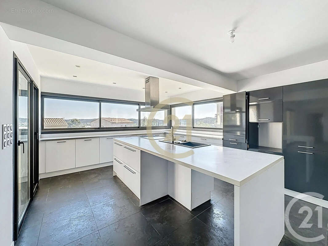 Maison 216 m² à Aramon  - photo 4