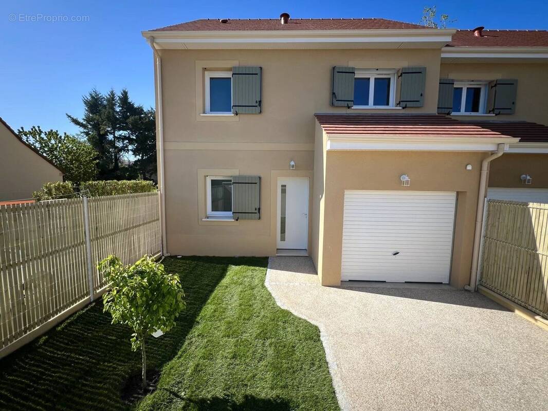 Maison à LA QUEUE-LES-YVELINES