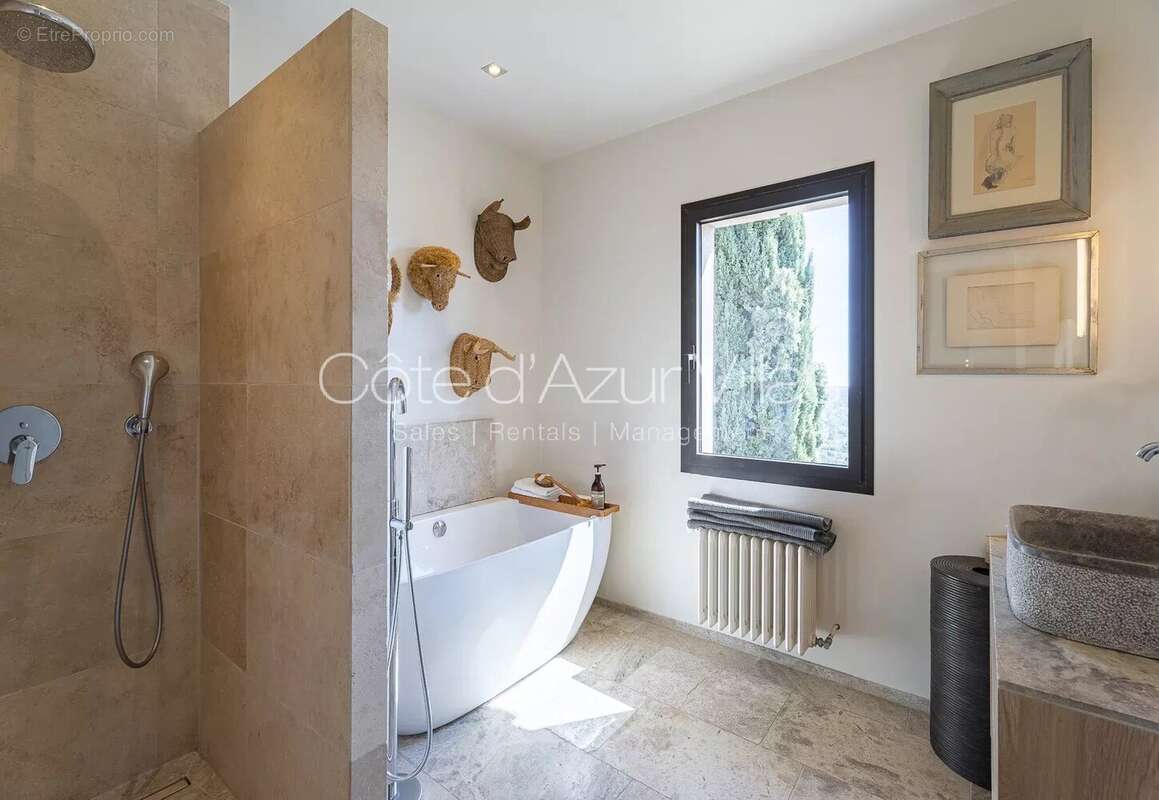 Maison à CHATEAUNEUF-GRASSE