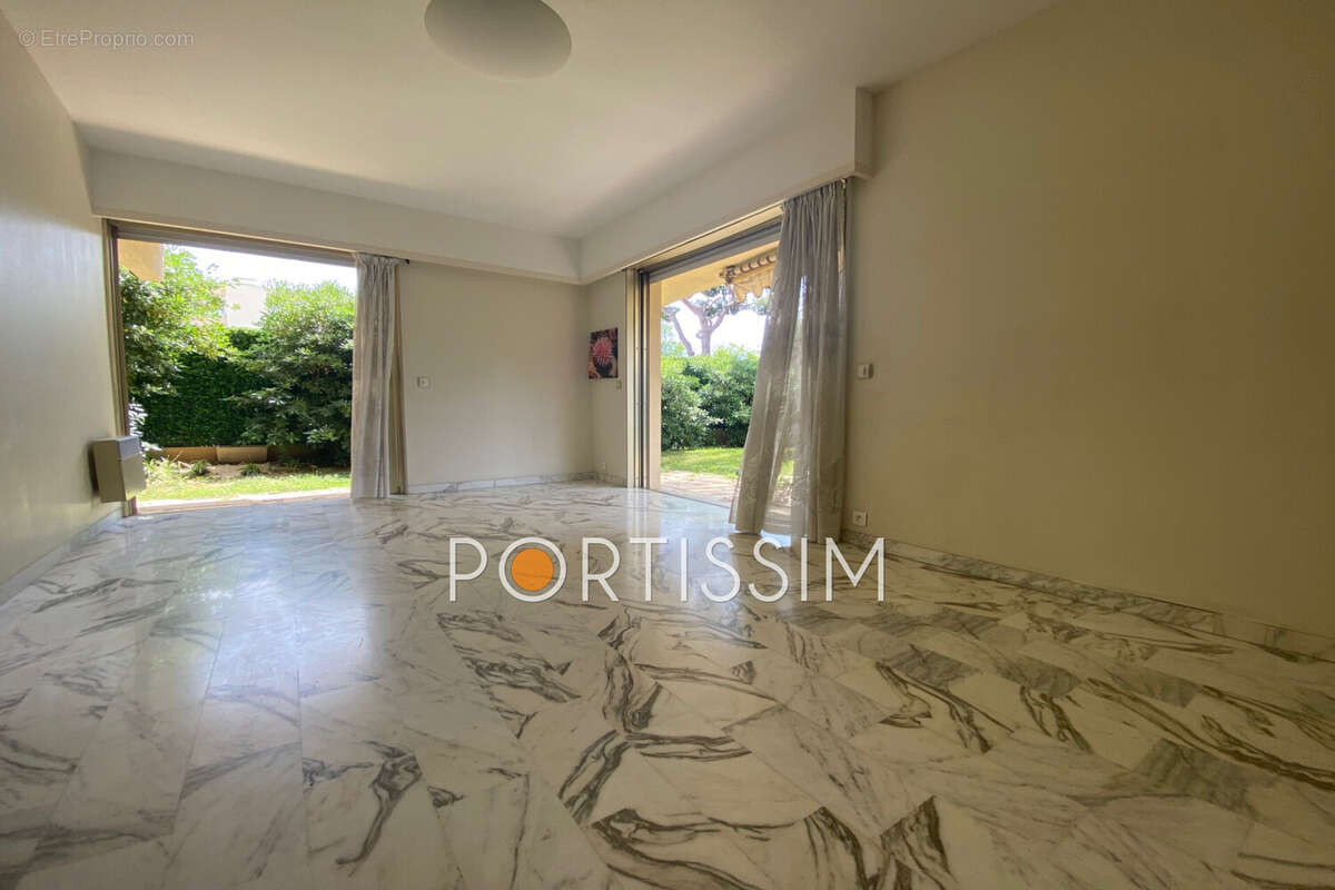 Appartement à SAINT-LAURENT-DU-VAR