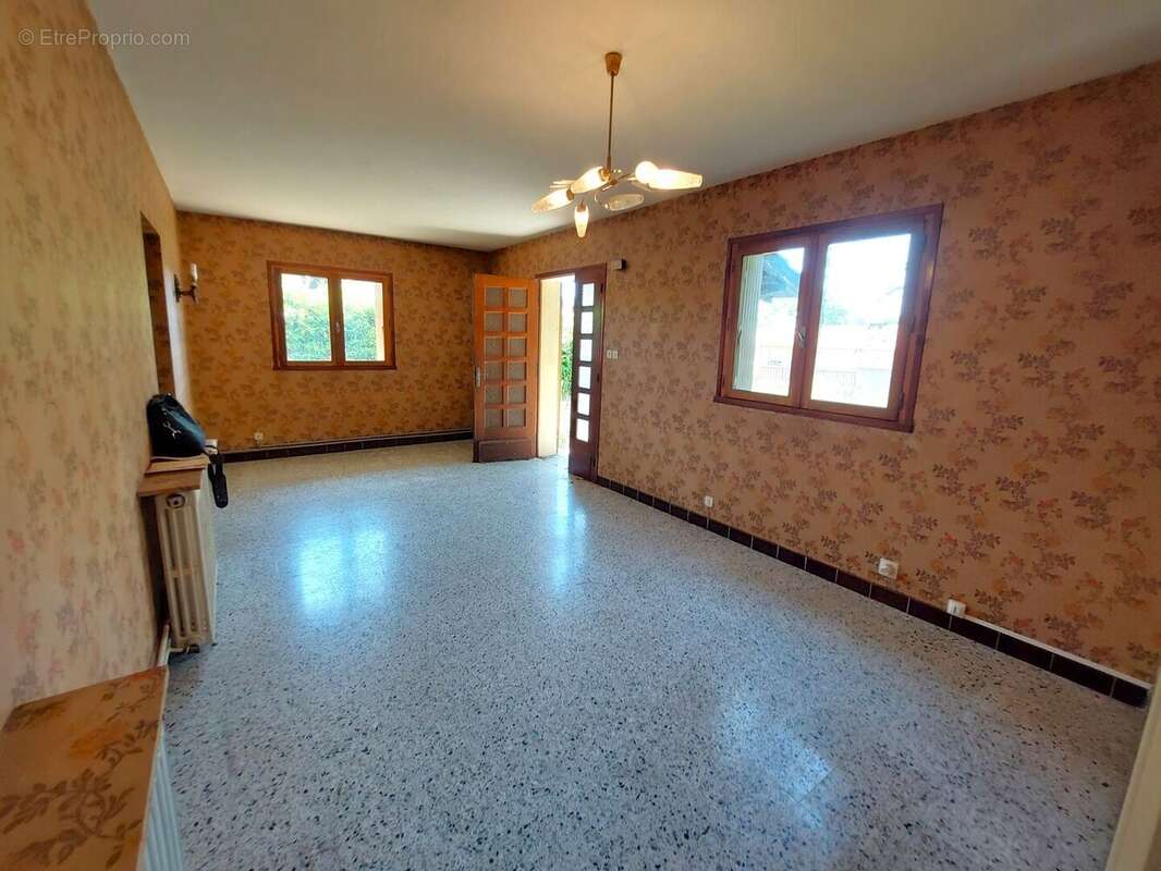 Maison T6 avec jardin clos et dépendances - photo 3