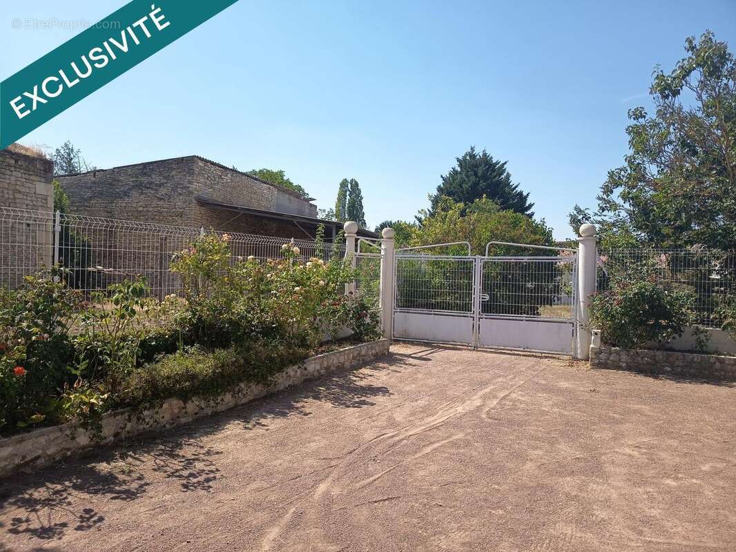 Maison 94 m² à Angliers  - photo 2