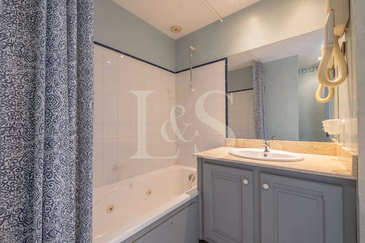 Appartement à MONTBRUN-LES-BAINS