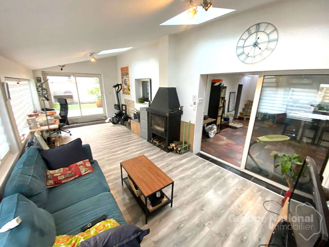 Maison à SAINT-MITRE-LES-REMPARTS