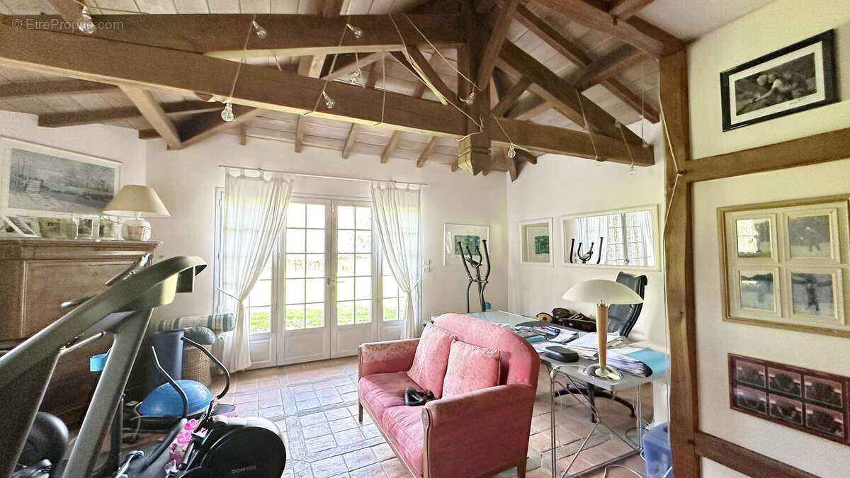 Propriete de type t8 de 292 m2 + 2 dependances + piscine + 3 garages - photo 21