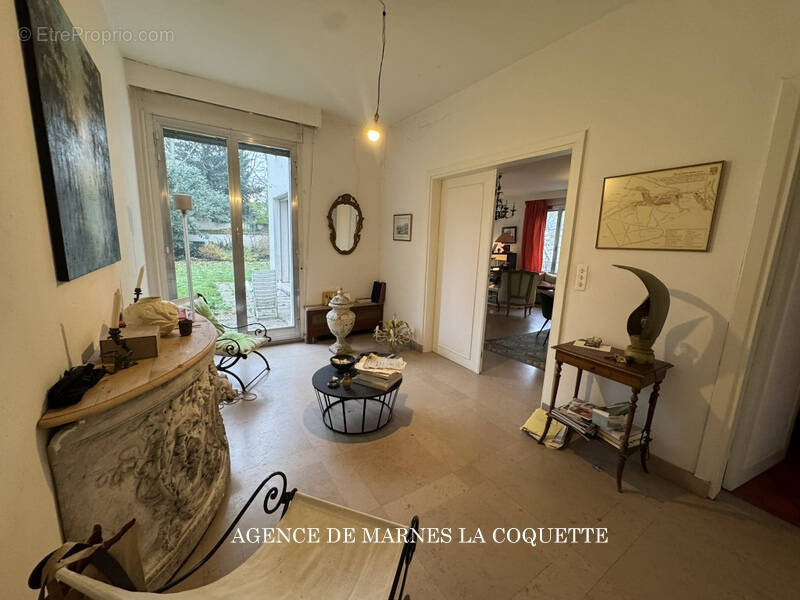 Appartement à MARNES-LA-COQUETTE