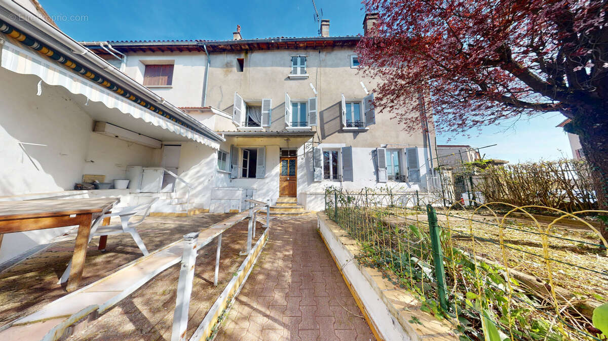 Sauxillanges- Maison de village 105m2 habitables avec 3 chambres - Jardin et garage - photo 8