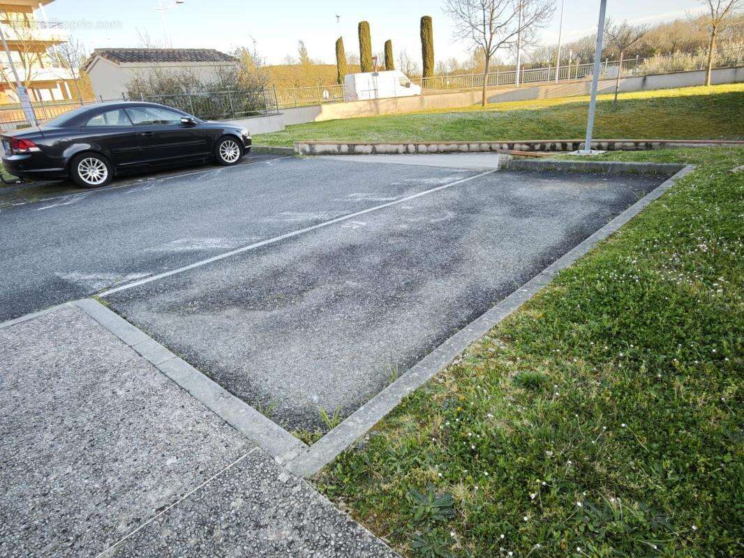 Parking à LEGUEVIN