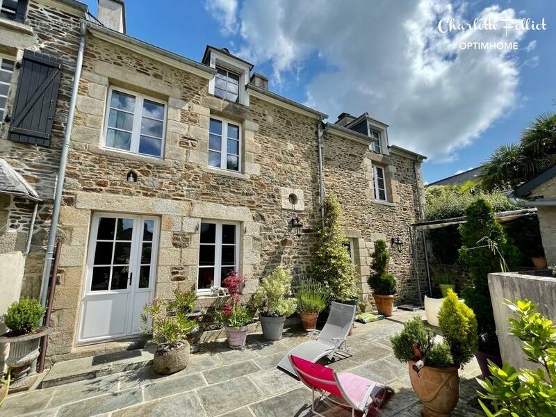 Maison à LANGROLAY-SUR-RANCE
