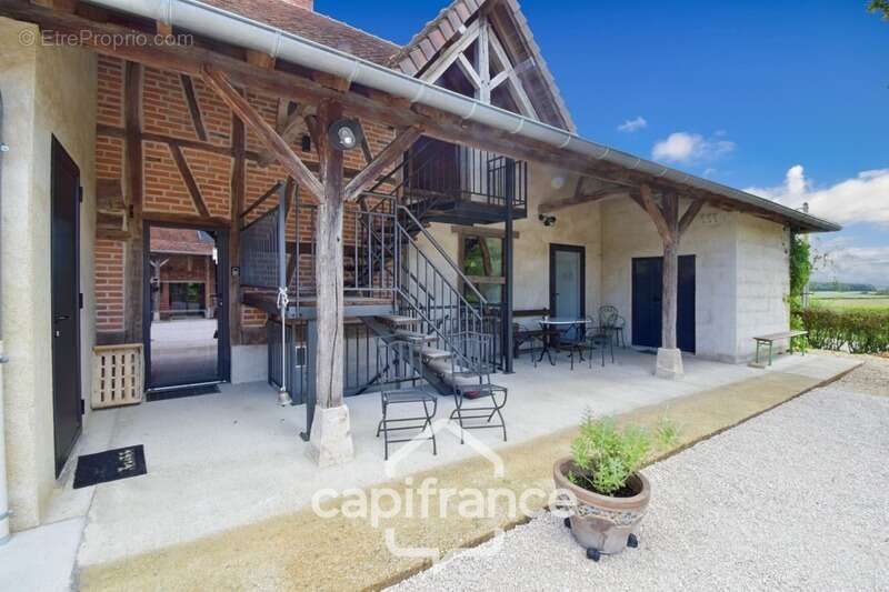 Propriété avec gîtes et chambres d’hôtes dans dépendances séparées et Maison bressane rénovée de 140 m² – Terrain 4374 m² –LOUHA - photo 8