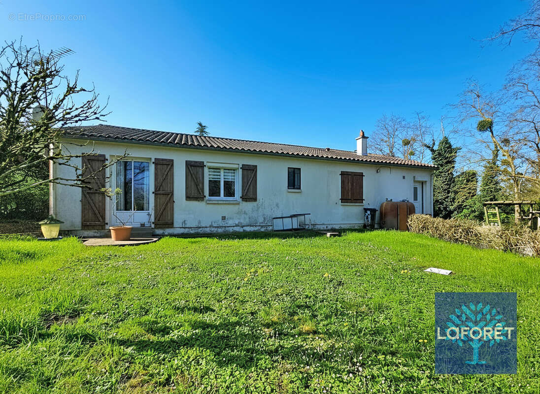 À découvrir sans tarder ! Maison de plain-pied au calme avec grand terrain de 4 250 m² - photo 2
