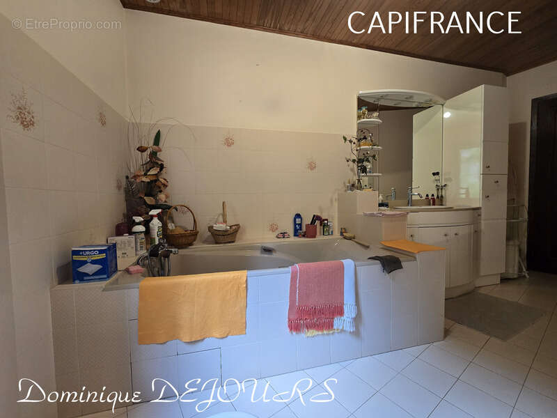 Maison à SAINT-SAUVEUR-DE-MONTAGUT