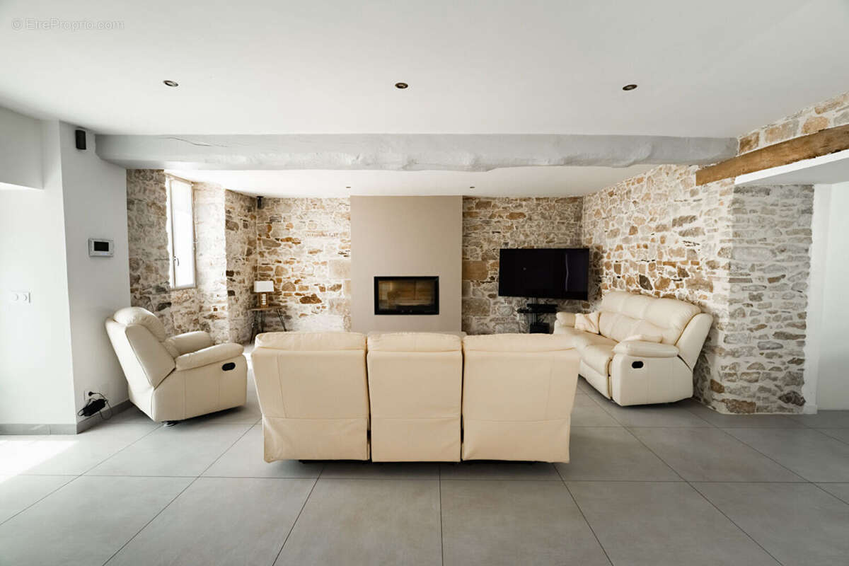 Maison à BECON-LES-GRANITS