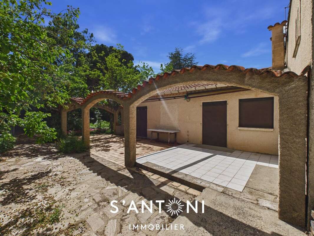 MARAUSSAN  Villa familiale de 155 m² sur une magnifique parcelle arborée de 1 300 m² avec piscine et grand garage - photo 2