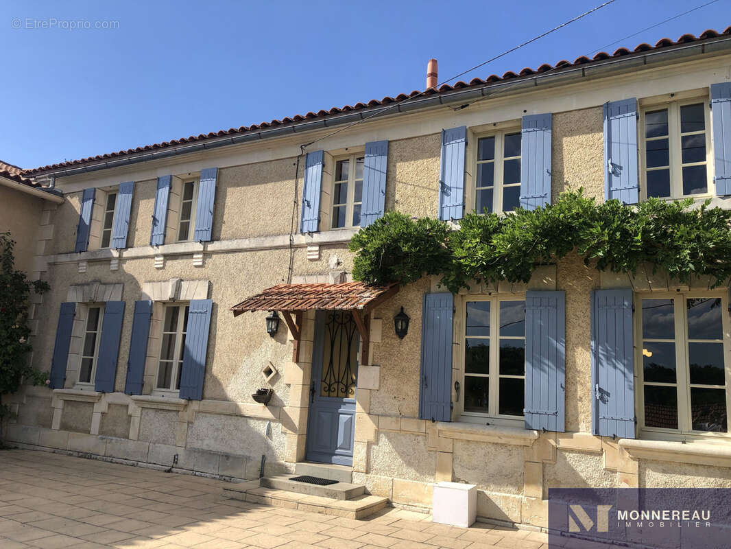 Maison à BARBEZIEUX-SAINT-HILAIRE